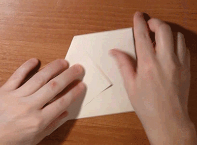 Снежинка из бумаги. Загните второй угол
