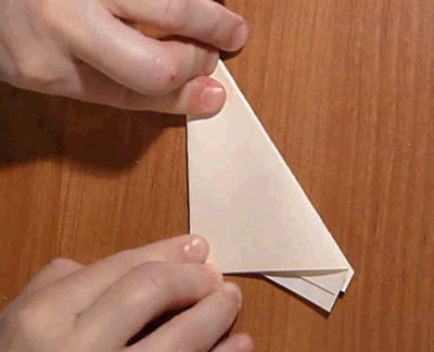 Снежинка из бумаги. Сложите треугольник пополам